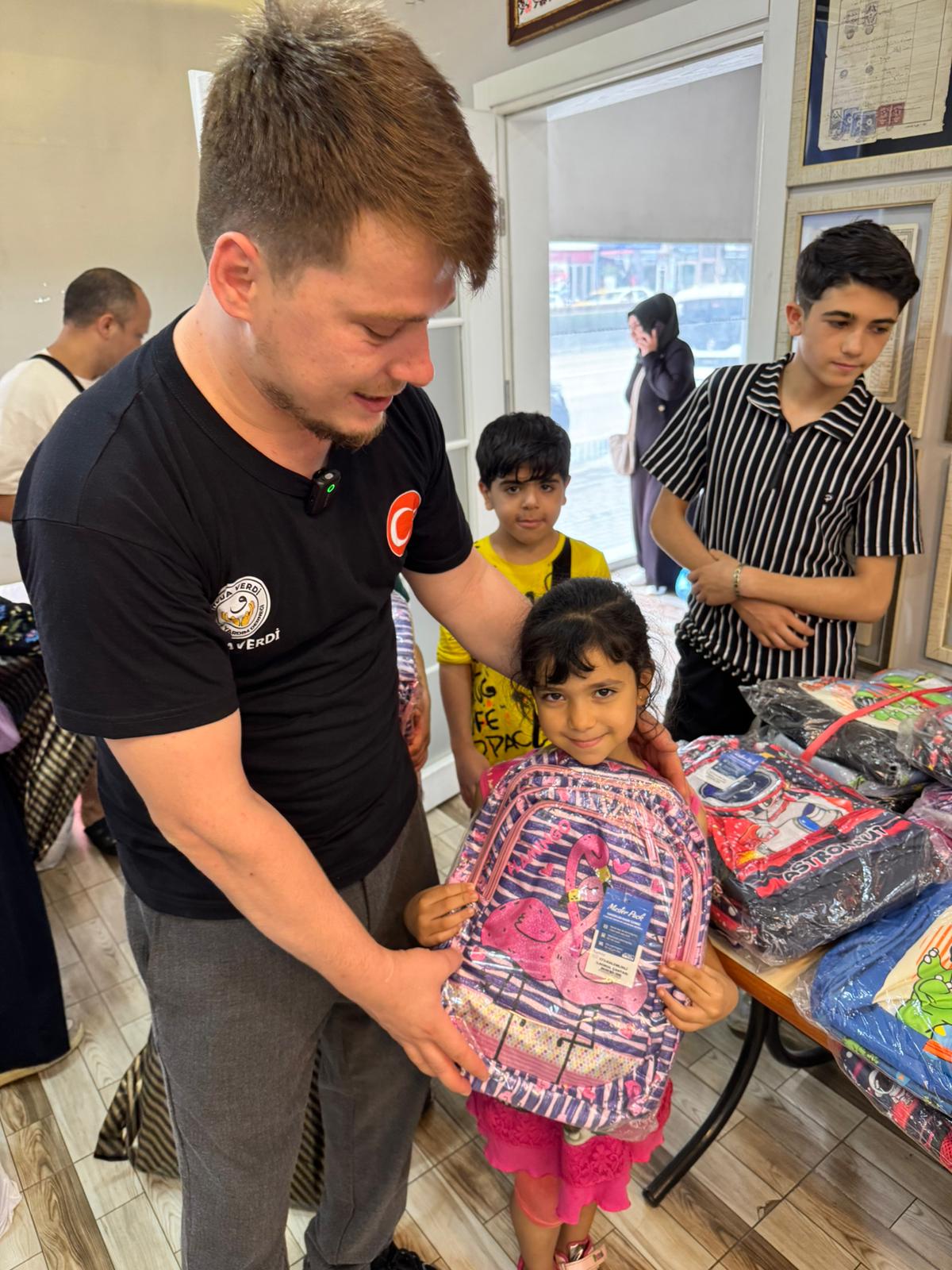 Hüdaverdi derneği Bursa’da öğrencilere kırtasiye desteğinde bulundu.