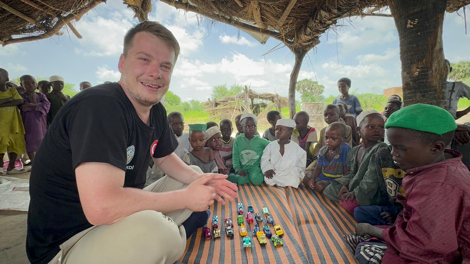 Hüdaverdi derneği Afrika’da yetimlerin yüzlerini güldürdü.